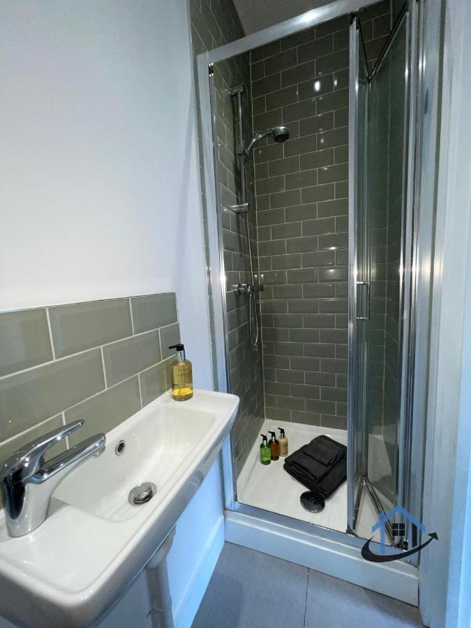 Acaster House, X4 Rooms With En-Suites X1 Room Private Bathroom, Street Parking, Close To Train Station Kettering Exterior photo