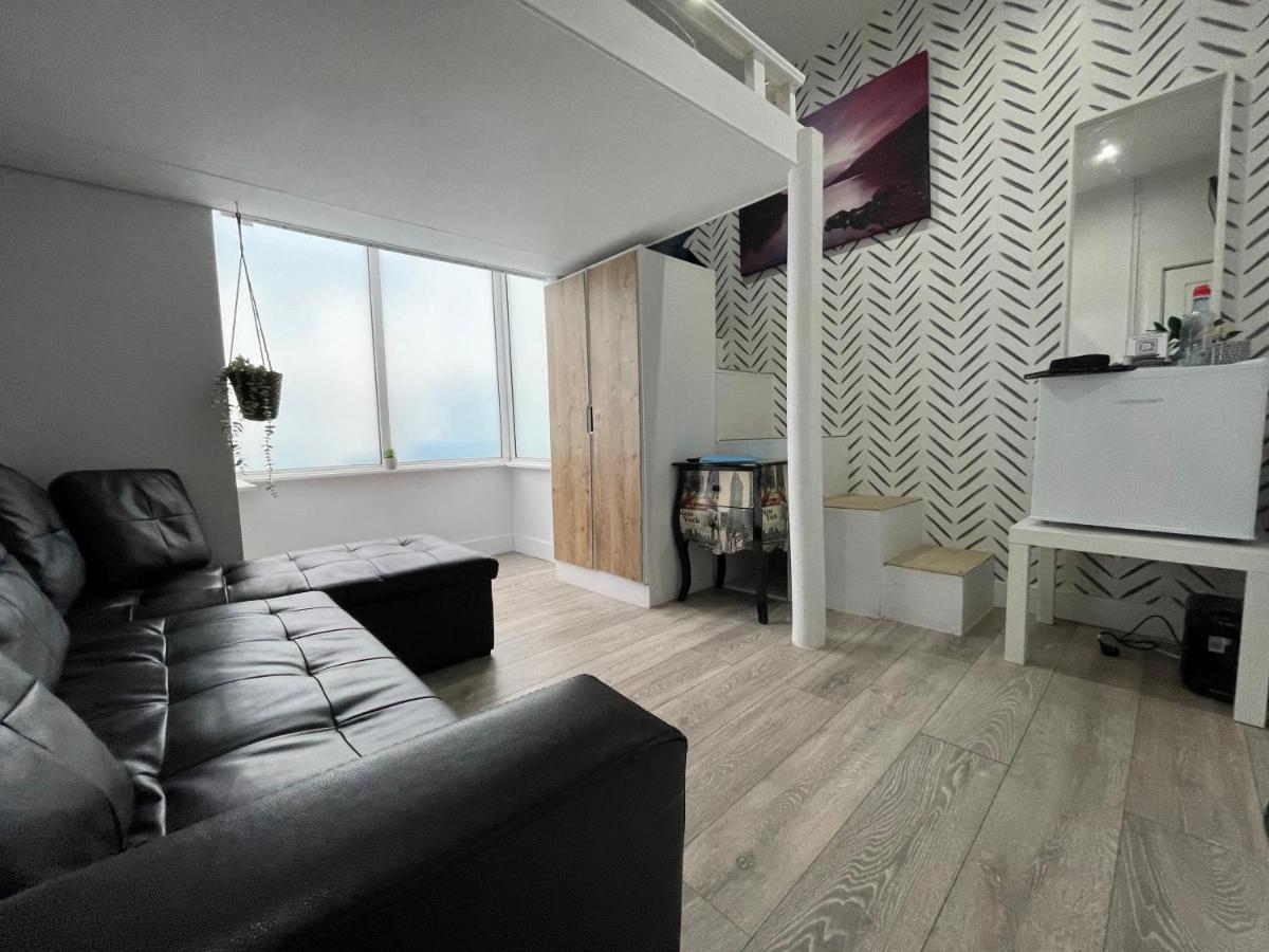 Acaster House, X4 Rooms With En-Suites X1 Room Private Bathroom, Street Parking, Close To Train Station Kettering Exterior photo